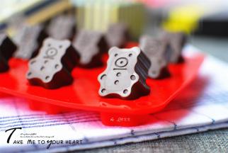 前后左右拉扯硅胶模，然后将巧克力翻出即可。