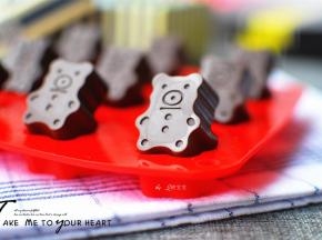 前后左右拉扯硅胶模，然后将巧克力翻出即可。