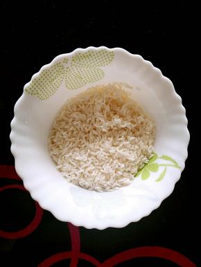 大米用清水浸泡两小时以上。