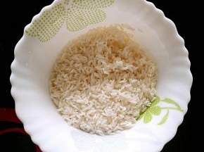 大米用清水浸泡两小时以上。