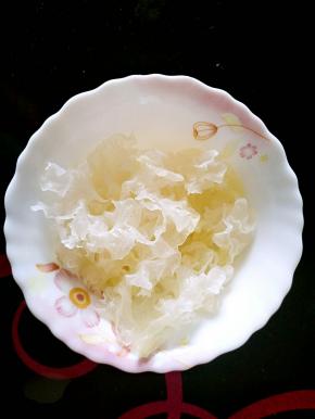 银耳用清水泡开，撕成小朵。