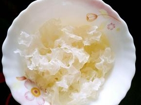 银耳用清水泡开，撕成小朵。
