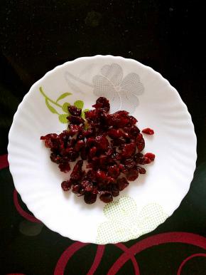 蔓越莓干用清水洗一下备用，可以切小一点儿。