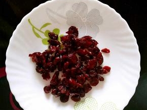 蔓越莓干用清水洗一下备用，可以切小一点儿。