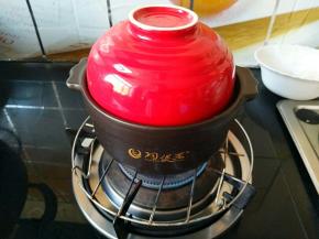 碗锅中加清水烧开。