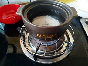 烧开之后入大米，小火煮开。