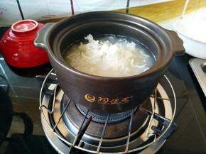 放入银耳,冰糖继续小火慢煮。