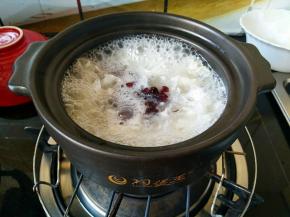 粥煮好之后关火，放入蔓越莓搅拌一下。