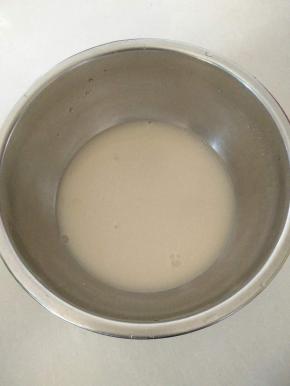 把温水倒入碗中，加入白糖、酵母粉拌匀，放置几分钟让其自然融化。