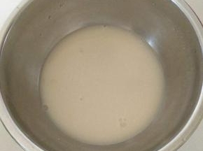 把温水倒入碗中，加入白糖、酵母粉拌匀，放置几分钟让其自然融化。