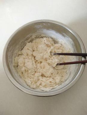 加入面粉，用筷子挑成絮状。