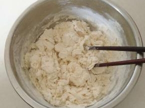 加入面粉，用筷子挑成絮状。