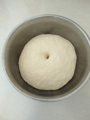 盖上湿布，发酵至两倍大，用手指戳个小孔不会回缩。