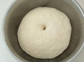 盖上湿布，发酵至两倍大，用手指戳个小孔不会回缩。
