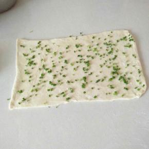 均匀的刷上一层油、撒上盐、葱花。