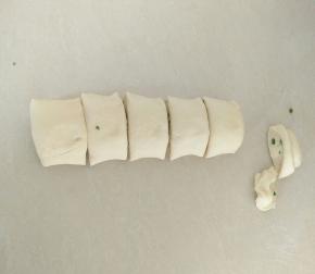 切掉不规则的两头，切成小段。