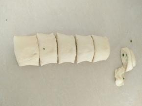 切掉不规则的两头，切成小段。