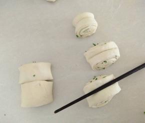 用筷子朝中间压出一条痕，再把两头朝下捏紧。