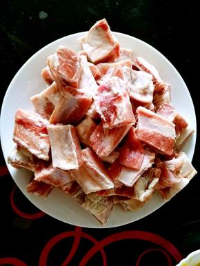 排骨用温水清洗干净，沥水备用。