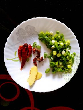 准备好葱花，姜片，大料和干红辣椒。