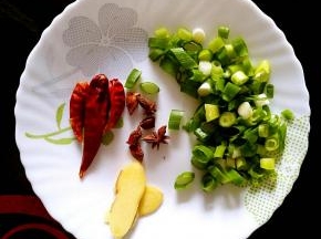 准备好葱花，姜片，大料和干红辣椒。