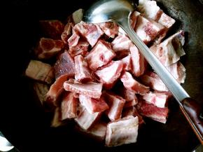 炒锅不放油，放入排骨煸炒。目的是尽可能把血水炒出去。