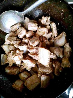 炒到不再有血水渗出就可以放油了