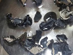 1.取袋八朵木耳，正好是一顿的量，放入清水中浸泡。