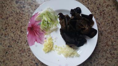 4.准备适量的葱姜蒜末，平时炒菜的量就可以。