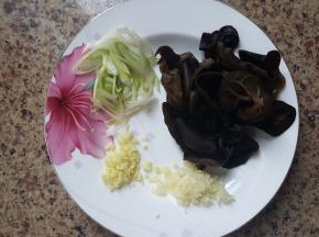 4.准备适量的葱姜蒜末，平时炒菜的量就可以。