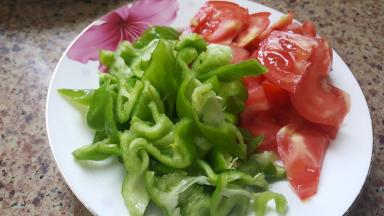 5.将番茄和羊角尖椒切成滚刀块备用。