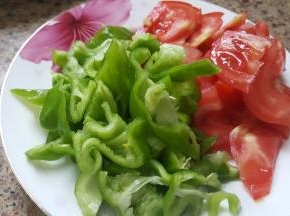 5.将番茄和羊角尖椒切成滚刀块备用。