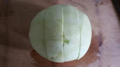 6.一个大的圆茄分成四大片。