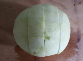 6.一个大的圆茄分成四大片。