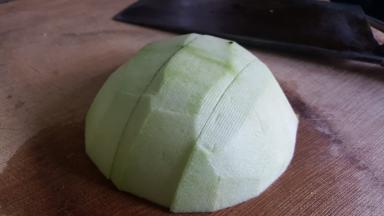 7.再取其中的一片，放在案板上，分成三份。