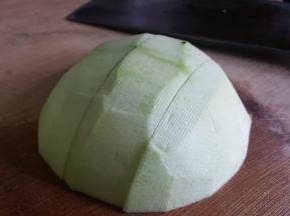 7.再取其中的一片，放在案板上，分成三份。