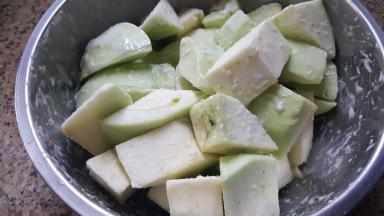 9.全部的茄子切块后，调入适量的水淀粉，将每块茄子上都包裹均匀。