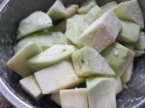 9.全部的茄子切块后，调入适量的水淀粉，将每块茄子上都包裹均匀。