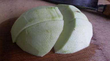 8.中间用刀斜切开就可以了。 