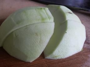 8.中间用刀斜切开就可以了。 