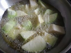 10.炒锅中加适量的花生油，炸茄子块。