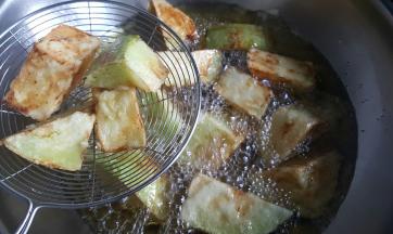 11.茄块炸至金黄色，后捞起控油。 