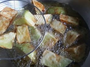 11.茄块炸至金黄色，后捞起控油。 