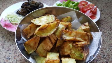 12.所有的材料准备好后放在炒锅边，开炒。