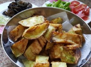 12.所有的材料准备好后放在炒锅边，开炒。