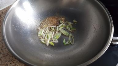 13.烧锅中放入适量的花生油，油热后放入葱姜蒜末爆香。