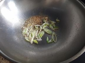 13.烧锅中放入适量的花生油，油热后放入葱姜蒜末爆香。