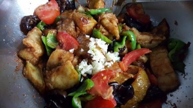 16.出锅前加入蒜末，一点点白砂糖，几滴麻油，不要多放有几滴就可以了。