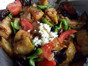 16.出锅前加入蒜末，一点点白砂糖，几滴麻油，不要多放有几滴就可以了。