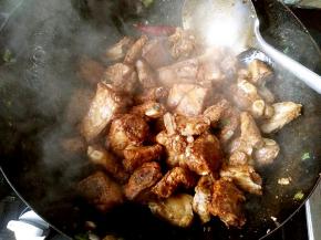 放入老抽，生抽和料酒翻炒均匀。